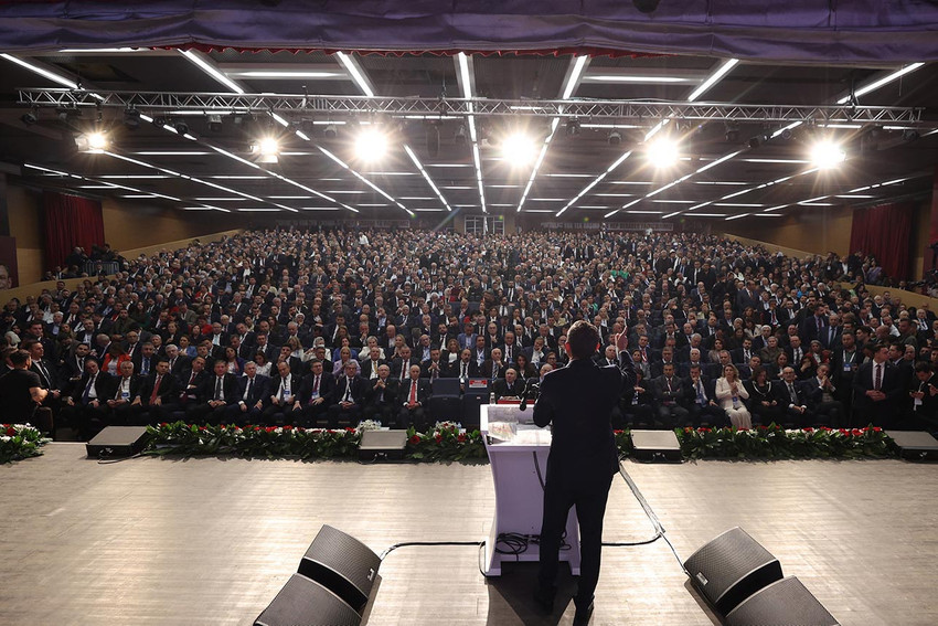 CHP'nin 21. Olağanüstü Kurultayı'nda tek aday olan Özgür Özel 1171 oyla genel başkan seçildi.