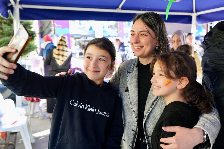 Üsküdar Belediyesi tarafından çocuklar ve gençlerin günlük yaşamlarına neşe katmak ve yaratıcı etkinliklerle vakit geçirmelerini sağlamak amacıyla düzenlenen “Mini Fest 2” Bağlarbaşı Kültür Merkezi’nde gerçekleştirildi.