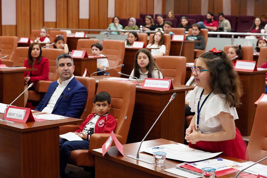Kartal Belediyesi, 23 Nisan Ulusal Egemenlik ve Çocuk Bayramı’nda, Kartal Belediyesi Çocuk Meclisi’nin, Beşinci Dönem Üçüncü Birleşimini gerçekleştirerek, çocukların kent yönetimine katılımına bir kez daha öncülük etti. Geleceğin yöneticileri, kentlerine dair önerilerini meclis kürsüsünden dile getirdi.