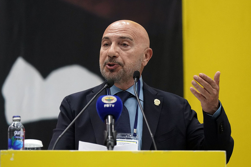 Fenerbahçe eski yönetim kurulu üyesi Hakan Bilal Kutlualp, mevcut yönetimin aday çıkmadığı için hoşnutsuz olduğunu bildiğini belirterek, ''Siz divan oyuna gidin, olağanüstü genel kurul kararı alın, aday yok diyordunuz ben adayım. Önümüzde kazanılacak şampiyonluklar var bizim'' dedi.