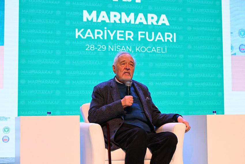 Tarihçi akademisyen ve yazar Prof. Dr. İlber Ortaylı, gençlere yaptığı tavsiyede “Hiçbir zaman kaçak yolla bir yere girmeyi, partilere, tarikatlara, şu, bu mezhep grubuna, şu, bu cemiyete güvenerek bir yerlere sızmaya, hele hele akrabalık ve hemşehrilik yoluyla hiç tevessül etmeyin; sonu kokar; uzun boylu gitmez. Sadece etrafınızı tarumar edersiniz” dedi.