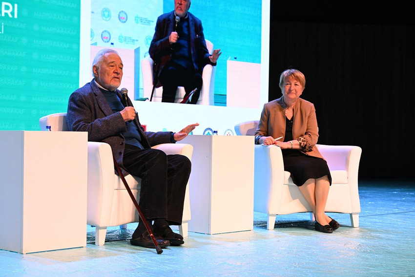 Tarihçi akademisyen ve yazar Prof. Dr. İlber Ortaylı, gençlere yaptığı tavsiyede “Hiçbir zaman kaçak yolla bir yere girmeyi, partilere, tarikatlara, şu, bu mezhep grubuna, şu, bu cemiyete güvenerek bir yerlere sızmaya, hele hele akrabalık ve hemşehrilik yoluyla hiç tevessül etmeyin; sonu kokar; uzun boylu gitmez. Sadece etrafınızı tarumar edersiniz” dedi.