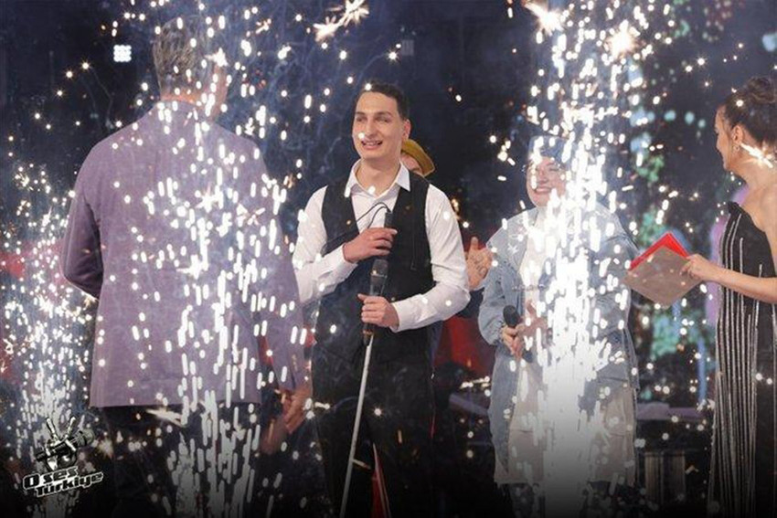 Tv8 ekranlarının sevilen yarışma programı O Ses Türkiye final yaptı. Finale ünlü jürinin takımlarının şarkıları damgasını vururken şampiyon da belli oldu...