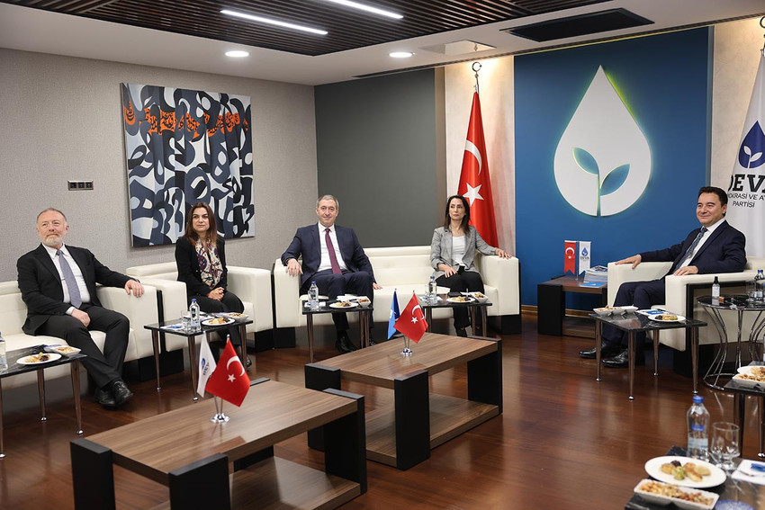 DEM Parti Eş Genel Başkanları Tülay Hatimoğulları Oruç ve Tuncer Bakırhan'ın da aralarında bulunduğu heyet, DEVA Partisi ile Saadet Partisi'ne ziyarette bulundu. DEM Parti heyeti yarın da CHP'yi ziyaret edecek.