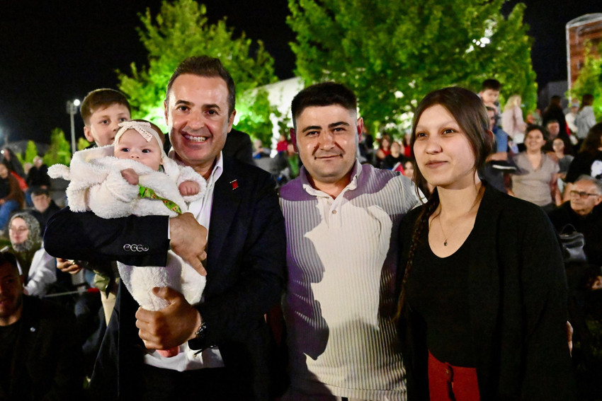 Balıkesir Büyükşehir Belediye Başkanı Ahmet Akın’ın öncülüğünde 19 Mayıs Atatürk’ü Anma Gençlik ve Spor Bayramı kapsamında Avlu’da düzenlenen konser ve etkinlikler vatandaşlardan yoğun ilgi gördü. Gencinden yaşlısına birçok yetenekle orkestralar kurduklarını söyleyen Başkan Akın, ''Orkestralarımızdaki evlatlarımız müzik şöleni yaşattı.'' dedi.