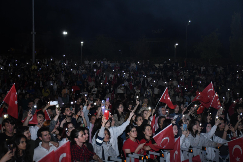 Balıkesir Büyükşehir Belediye Başkanı Ahmet Akın’ın öncülüğünde 19 Mayıs Atatürk’ü Anma Gençlik ve Spor Bayramı kapsamında Avlu’da düzenlenen konser ve etkinlikler vatandaşlardan yoğun ilgi gördü. Gencinden yaşlısına birçok yetenekle orkestralar kurduklarını söyleyen Başkan Akın, ''Orkestralarımızdaki evlatlarımız müzik şöleni yaşattı.'' dedi.