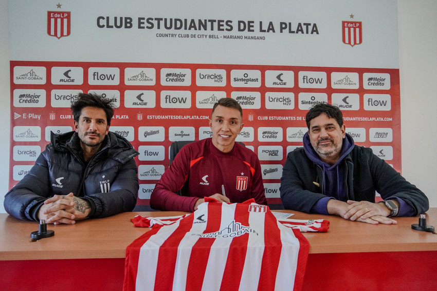 Galatasaray'a veda eden Uruguaylı file bekçisi Fernando Muslera, Arjantin ekiplerinden Estudiantes’e imza attı.