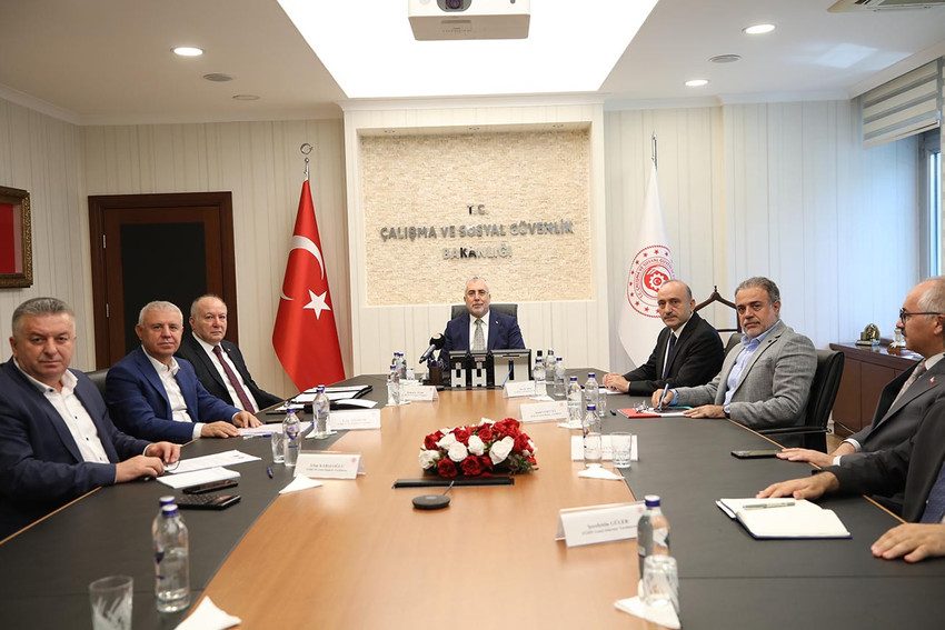 Kamuda yaklaşık 600 bin işçinin ücret artışının belirleneceği zam pazarlığında AK Parti Hükümeti'nin kamu çalışanları için üçüncü ve son zam teklifi açıklandı.