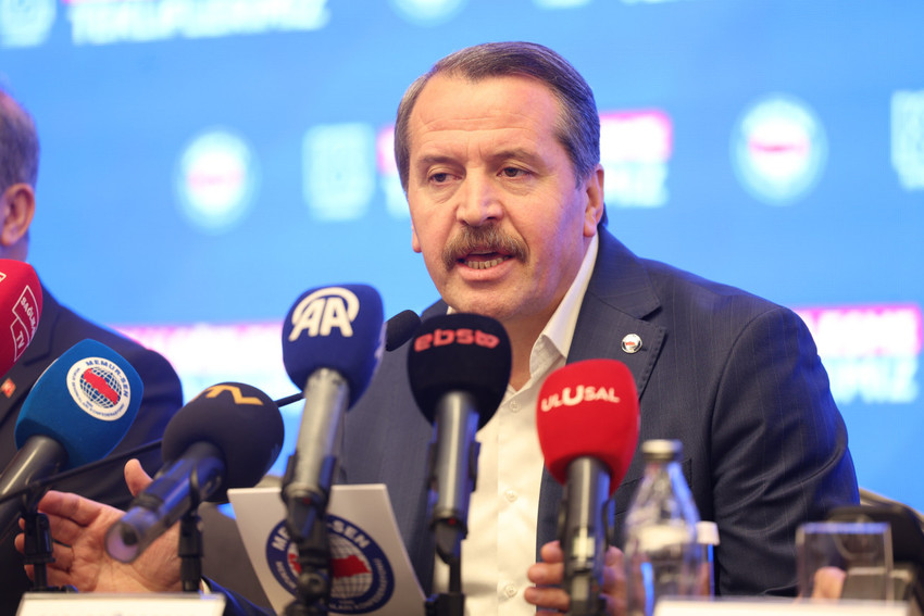 Memur-Sen Genel Başkanı Ali Yalçın, 4 milyon memur ve 2 milyondan fazla memur emeklisi için 8'inci dönem toplu sözleşme teklifini açıkladı. Yalçın, 2026 yılının 1'inci 6 ayında 10 bin TL taban aylığa zam, artı yüzde 10 refah payı olmak üzere yüzde 25, 2'nci 6 ay için yüzde 20, 2027'nin 1'inci 6 ayında 7 bin 500 TL taban aylığa zam olmak üzere yüzde 20, 2'nci 6 ayında yüzde 15 zam teklif ettiklerini duyurdu.