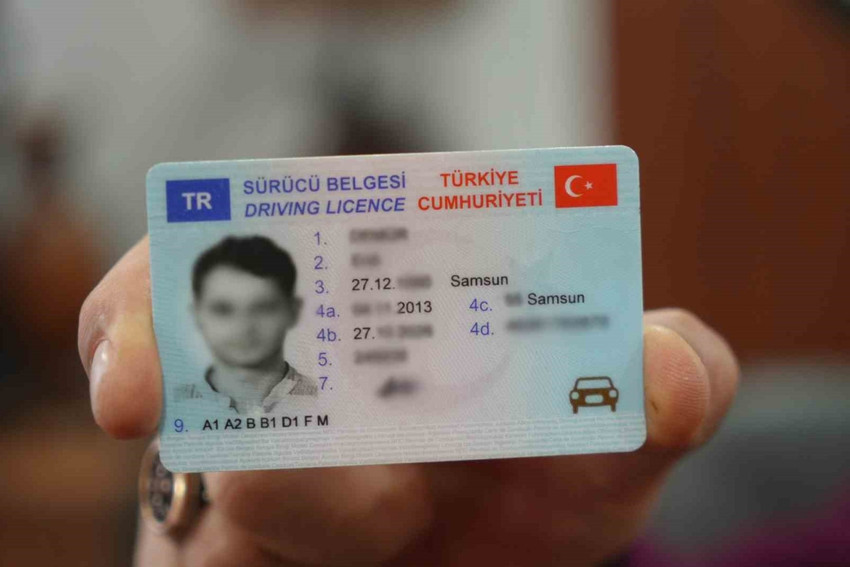 Eski tip ehliyetlerin yeni tip sürücü belgeleriyle değiştirilmesi işlemi 31 Temmuz mesai bitiminde sona erecek. 15 lira olan ehliyet yenileme ücreti, 1 Ağustos itibariyle 7 bin 438 liraya çıkacak.