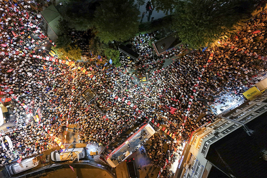 CHP Genel Başkanı Özgür Özel, dün akşam partisinin Bayrampaşa mitinginde konuştu. Özel, ''Yarın, ilan ediyorum, 12'yi bekle. AK Parti, kuruluş yıldönümü hediyen geliyor. Tayyip Bey, yarın 12'yi bekle. Ak Toroslar çetesi çöküyor. AK Parti çöküyor'' ifadelerini kullandı. 