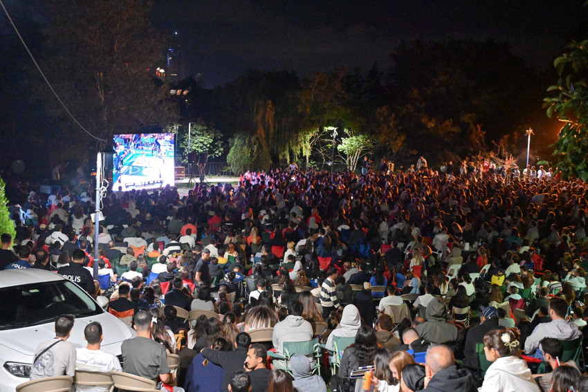 Beşiktaş Belediyesi, A Milli Basketbol Takımımızın EuroBasket final maçı için Cüneyt Arkın Sanatçılar Parkı’nda dev ekran kurdu.