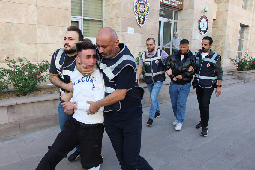 Amasya'da 2 kişiyi akaryakıt istasyonu tuvaletine kadar takip ederek bıçakla tehdit edip 150 TL gasp eden 2 şahıs polis ekiplerince yakalanırken şüphelilerden biri kendisini görüntüleyen gazetecilere hakaret yağdırıp saldırmaya çalıştı.