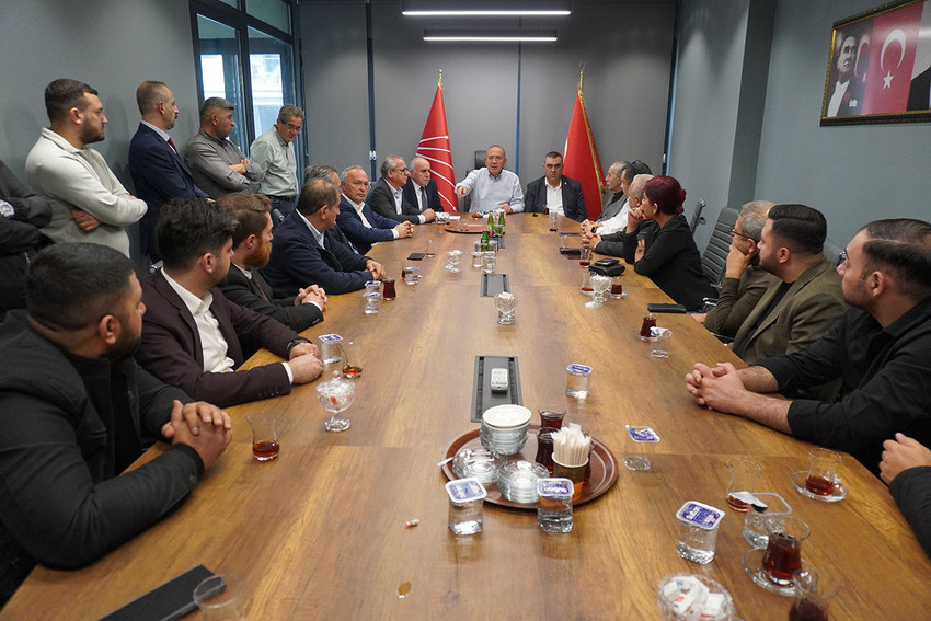 CHP İstanbul İl Başkanlığı'na kayyum olarak atanan Gürsel Tekin’e dikkat çeken bir ziyaret gerçekleşti. 2023 yılında CHP’ye katılan ve daha önce Türkiye Değişim Partisi'nin (TDP) Genel Başkanı olan Mustafa Sarıgül'ün kurduğu yapının eski kadrolarının yanı sıra, eski DSP, SHP ve Memleket Partisi kadrolarından oluşan kalabalık bir heyet Gürsel Tekin’i ziyaret etti. 