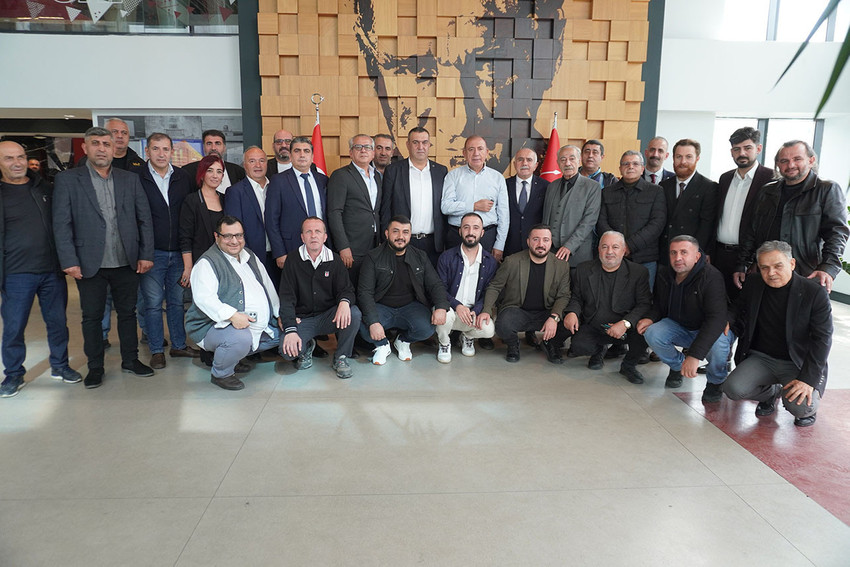 CHP İstanbul İl Başkanlığı'na kayyum olarak atanan Gürsel Tekin’e dikkat çeken bir ziyaret gerçekleşti. 2023 yılında CHP’ye katılan ve daha önce Türkiye Değişim Partisi'nin (TDP) Genel Başkanı olan Mustafa Sarıgül'ün kurduğu yapının eski kadrolarının yanı sıra, eski DSP, SHP ve Memleket Partisi kadrolarından oluşan kalabalık bir heyet Gürsel Tekin’i ziyaret etti. 