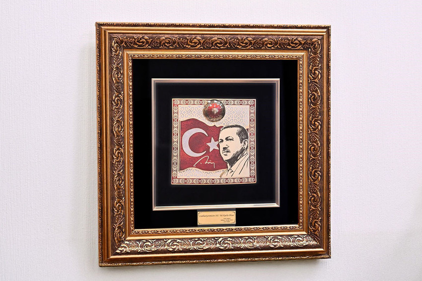 Anıtkabir'deki tören ile Cumhurbaşkanlığı Sarayı'ndaki 29 Ekim resepisyonuna katılmayan MHP lideri Devlet Bahçeli, Cumhurbaşkanı Erdoğan'a tablo hediye etti.