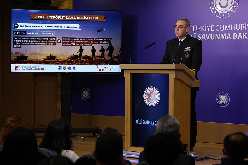 Milli Savunma Bakanlığı Basın ve Halkla İlişkiler Müşaviri ve Bakanlık Sözcüsü Tuğamiral Zeki Aktürk, Türk askerinin Gazze'de görev alıp almayacağı konusunda yaptığı açıklamada "muhataplarımız ile yürütülen temaslar devam etmektedir" ifadelerini kullandı.