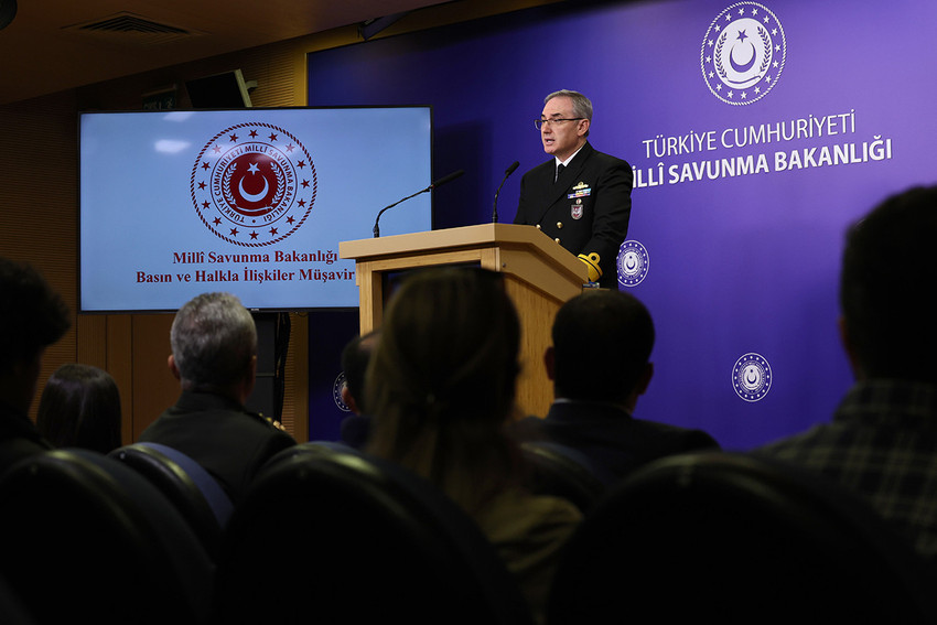 Milli Savunma Bakanlığı Basın ve Halkla İlişkiler Müşaviri ve Bakanlık Sözcüsü Tuğamiral Zeki Aktürk, Türk askerinin Gazze'de görev alıp almayacağı konusunda yaptığı açıklamada "muhataplarımız ile yürütülen temaslar devam etmektedir" ifadelerini kullandı.