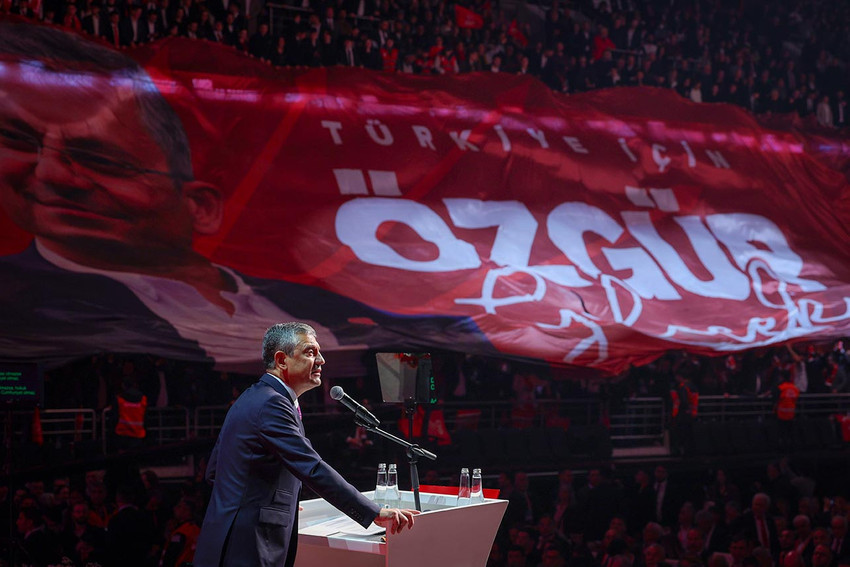 CHP 39. Olağan Kurultayı'nda konuşan CHP lideri Özgür Özel'in ''Söz veriyorum, bu kurultay partimizin muhalefetteki son kurultayıdır.'' sözleri ayakta alkışlandı. Özel, Cumhurbaşkanlığı seçimlerine ilişkin, ''Ekrem İmamoğlu adayımızdır. A planımız da, B planımız da, Z planımız da budur.'' dedi. Özel, Kemal Kılıçdaroğlu'nun ''CHP arınmalı'' sözlerine de yanıt verdi.