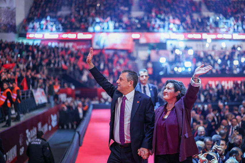 CHP 39. Olağan Kurultayı'nda konuşan CHP lideri Özgür Özel'in ''Söz veriyorum, bu kurultay partimizin muhalefetteki son kurultayıdır.'' sözleri ayakta alkışlandı. Özel, Cumhurbaşkanlığı seçimlerine ilişkin, ''Ekrem İmamoğlu adayımızdır. A planımız da, B planımız da, Z planımız da budur.'' dedi. Özel, Kemal Kılıçdaroğlu'nun ''CHP arınmalı'' sözlerine de yanıt verdi.