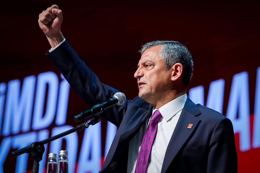 CHP 39. Olağan Kurultayı'nda konuşan CHP lideri Özgür Özel'in ''Söz veriyorum, bu kurultay partimizin muhalefetteki son kurultayıdır.'' sözleri ayakta alkışlandı. Özel, Cumhurbaşkanlığı seçimlerine ilişkin, ''Ekrem İmamoğlu adayımızdır. A planımız da, B planımız da, Z planımız da budur.'' dedi. Özel, Kemal Kılıçdaroğlu'nun ''CHP arınmalı'' sözlerine de yanıt verdi.