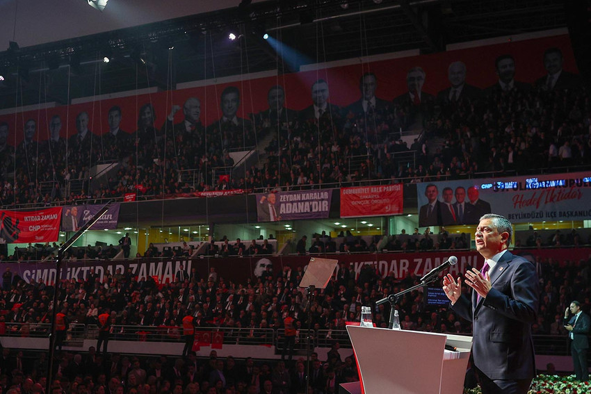 CHP 39. Olağan Kurultayı'nda konuşan CHP lideri Özgür Özel'in ''Söz veriyorum, bu kurultay partimizin muhalefetteki son kurultayıdır.'' sözleri ayakta alkışlandı. Özel, Cumhurbaşkanlığı seçimlerine ilişkin, ''Ekrem İmamoğlu adayımızdır. A planımız da, B planımız da, Z planımız da budur.'' dedi. Özel, Kemal Kılıçdaroğlu'nun ''CHP arınmalı'' sözlerine de yanıt verdi.