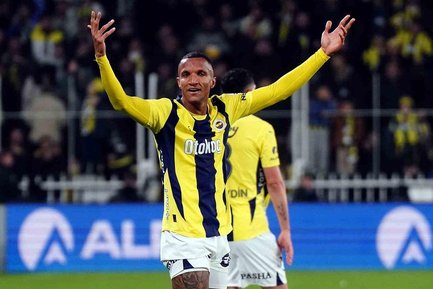 Fenerbah&ccedil;e, Brezilyalı stoper Rodrigo Becao'nun kadro dışı bırakıldığını a&ccedil;ıkladı. 