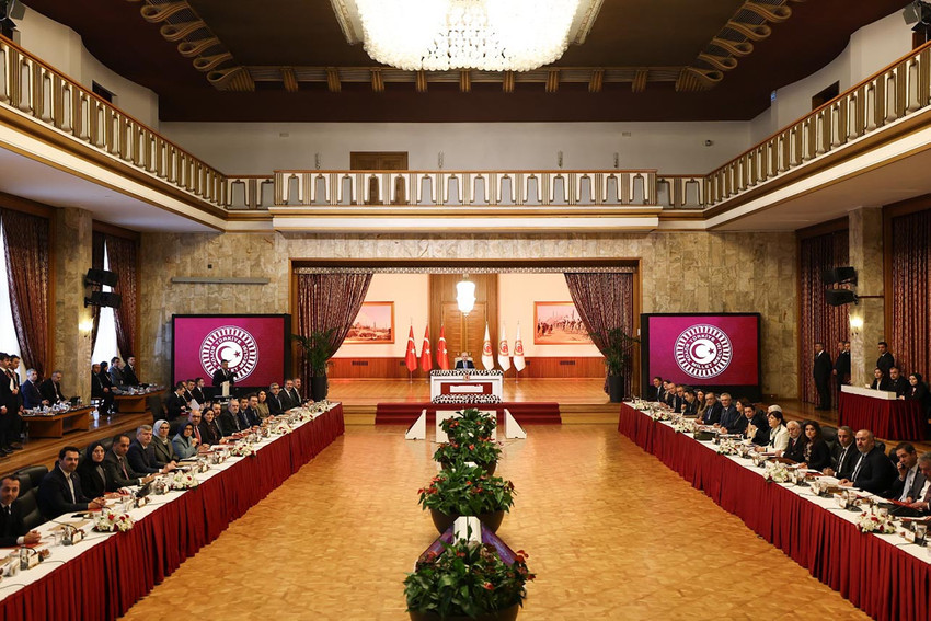 Ter&ouml;rs&uuml;z T&uuml;rkiye komisyonununun hazırladığı rapor 47 milletvekilinin oyuyla kabul edildi. TBMM Başkanı Kurtulmuş, ''Rapor, af mahiyetinde algı &uuml;retecek başlıklardan uzak duran, hukuk d&uuml;zeninin belirlilik ilkesini merkeze alan ve kamu vicdanının hassasiyetini g&ouml;zeten yaklaşımın ana hatlarını ortaya koyarken, devlet aklı ile millet vicdanını koruyan demokratik iradenin aynı b&uuml;t&uuml;nl&uuml;k i&ccedil;inde harekete ge&ccedil;tiğinde, toplumsal barışın kalıcı zeminini kurduğuna işaret etmektedir'' dedi.