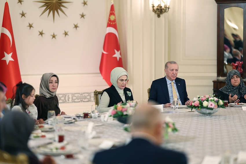 Cumhurbaşkanı Erdoğan, Ramazan'ın ilk iftarında &Ccedil;ankaya K&ouml;şk&uuml;'nde şehit yakınları ve gazilerle buluştu. Ter&ouml;rs&uuml;z T&uuml;rkiye s&uuml;recinde gelinen son noktayı "Ter&ouml;rs&uuml;z T&uuml;rkiye hedefine &ccedil;ok yaklaştık" diyerek paylaşan Erdoğan, Suriye'nin kuzeyinde kan d&ouml;k&uuml;lmeden varılan anlaşmanın m&uuml;jdesini verdi. Ayrıca Erdoğan'ın savunma sanayiindeki %80 yerlilik vurgusu ve ter&ouml;r &ouml;rg&uuml;tlerine karşı "icazetsiz operasyon" mesajı da dikkat &ccedil;ekti.