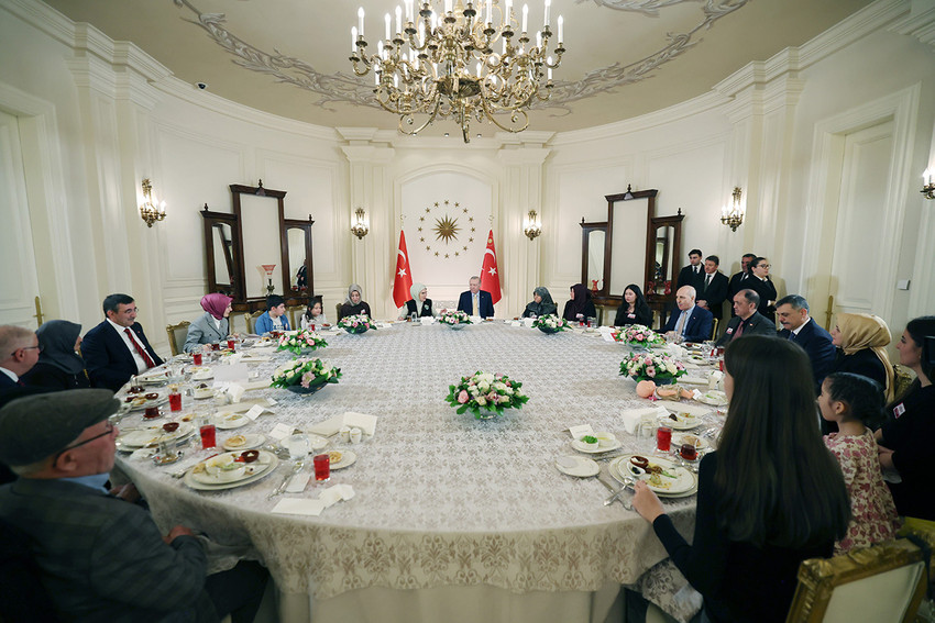 Cumhurbaşkanı Erdoğan, Ramazan'ın ilk iftarında &Ccedil;ankaya K&ouml;şk&uuml;'nde şehit yakınları ve gazilerle buluştu. Ter&ouml;rs&uuml;z T&uuml;rkiye s&uuml;recinde gelinen son noktayı "Ter&ouml;rs&uuml;z T&uuml;rkiye hedefine &ccedil;ok yaklaştık" diyerek paylaşan Erdoğan, Suriye'nin kuzeyinde kan d&ouml;k&uuml;lmeden varılan anlaşmanın m&uuml;jdesini verdi. Ayrıca Erdoğan'ın savunma sanayiindeki %80 yerlilik vurgusu ve ter&ouml;r &ouml;rg&uuml;tlerine karşı "icazetsiz operasyon" mesajı da dikkat &ccedil;ekti.
