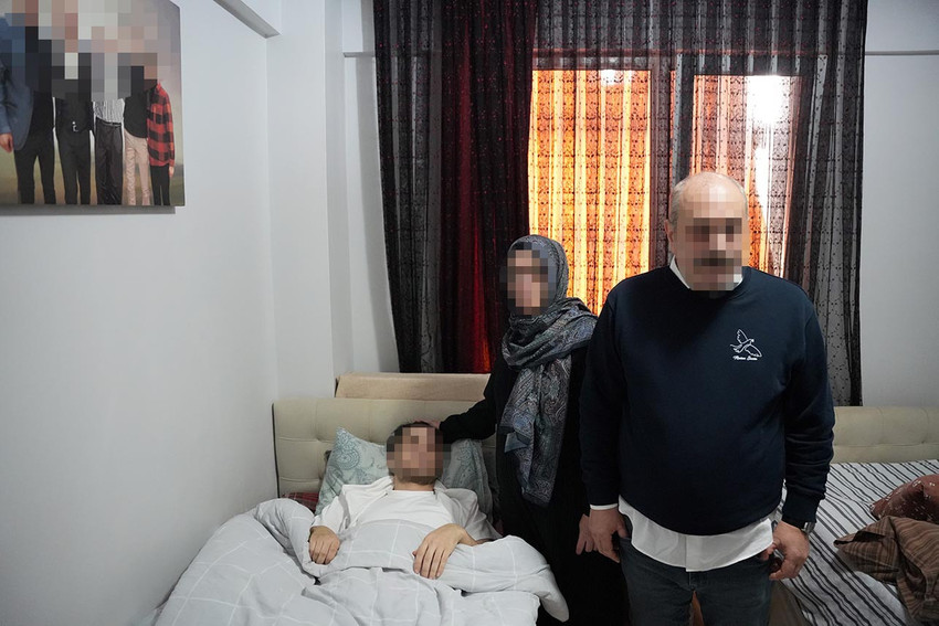 İstanbul Bağcılar'da 18 yaş altı bir grubun darbettiği &ccedil;ocuğu kurtarmak isteyen 27 yaşındaki gen&ccedil;, &ccedil;ıkan arbedede 6 yerinden bı&ccedil;aklandı. G&uuml;venlik kamerasına yansıyan olayın ardından aile, tehdit mesajları aldıklarını s&ouml;yledi. 