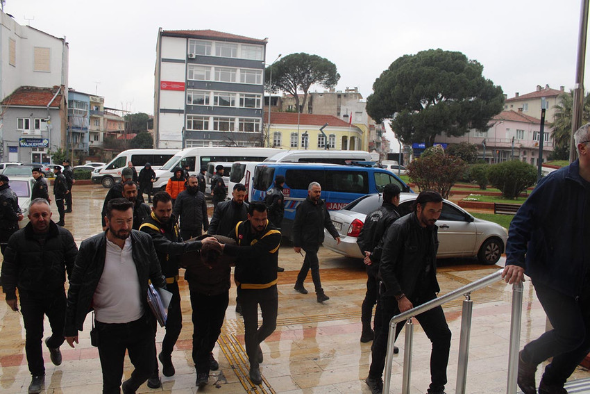 Aydın&rsquo;ın Efeler il&ccedil;esinde yaşlı &ccedil;iftin &ouml;ld&uuml;r&uuml;lmesiyle ilgili soruşturmada yeni detaylar ortaya &ccedil;ıktı. Evin &ouml;n&uuml;nde g&ouml;r&uuml;len mavi poşetin cinayetin aydınlatılmasına kilit rol oynadığı belirtildi.