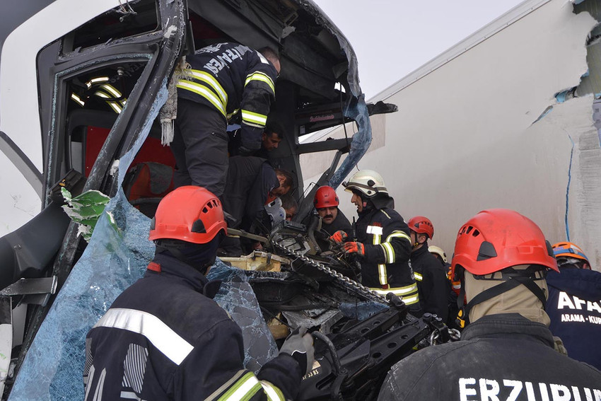 Erzurum'da etkili olan sis ve kayganlaşan yolda 11 aracın karıştığı zincirleme kaza meydana geldi. Kazada yaralanan 20 kişi hastanelere kaldırıldı.