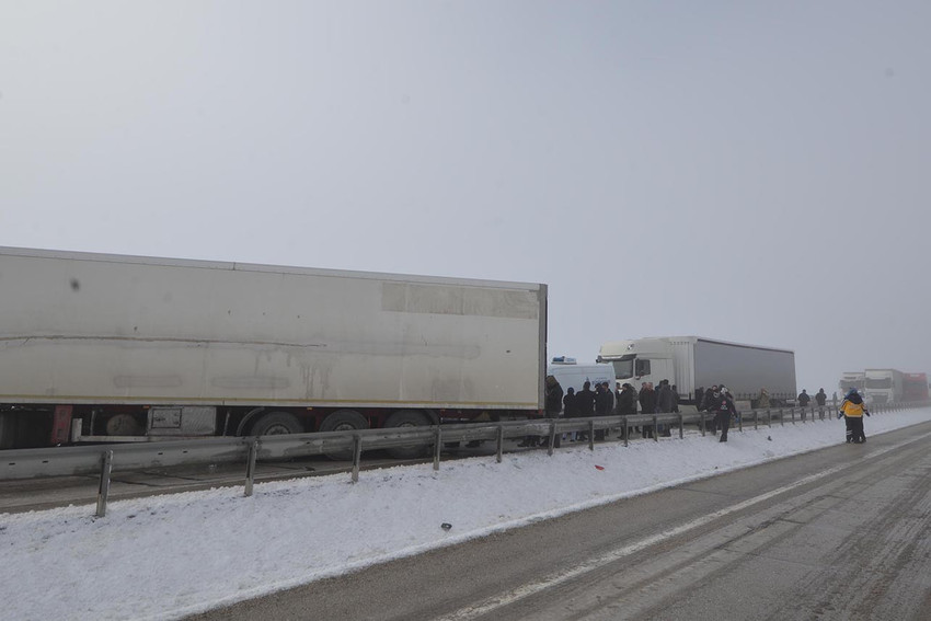 Erzurum'da etkili olan sis ve kayganlaşan yolda 11 aracın karıştığı zincirleme kaza meydana geldi. Kazada yaralanan 20 kişi hastanelere kaldırıldı.
