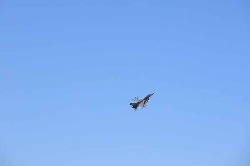 Milli Savunma Bakanlığı, Orta Doğu ve Doğu Akdeniz'de tırmanan gerilim nedeniyle KKTC'de yeni güvenlik tedbirlerini devreye soktu. Bakanlık, 6 adet F-16 savaş uçağı ve hava savunma sistemlerinin adaya konuşlandırıldığını duyurdu. "İhtiyaç duyulması halinde ilave tedbirler alınacak" mesajı verilen açıklamada, KKTC'nin güvenliğinin öncelikli olduğu vurgulandı.