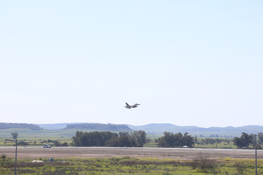 Milli Savunma Bakanlığı, Orta Doğu ve Doğu Akdeniz'de tırmanan gerilim nedeniyle KKTC'de yeni güvenlik tedbirlerini devreye soktu. Bakanlık, 6 adet F-16 savaş uçağı ve hava savunma sistemlerinin adaya konuşlandırıldığını duyurdu. "İhtiyaç duyulması halinde ilave tedbirler alınacak" mesajı verilen açıklamada, KKTC'nin güvenliğinin öncelikli olduğu vurgulandı.