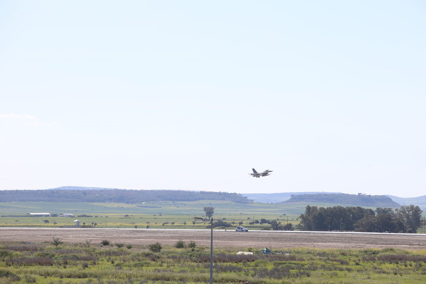 Milli Savunma Bakanlığı, Orta Doğu ve Doğu Akdeniz'de tırmanan gerilim nedeniyle KKTC'de yeni güvenlik tedbirlerini devreye soktu. Bakanlık, 6 adet F-16 savaş uçağı ve hava savunma sistemlerinin adaya konuşlandırıldığını duyurdu. "İhtiyaç duyulması halinde ilave tedbirler alınacak" mesajı verilen açıklamada, KKTC'nin güvenliğinin öncelikli olduğu vurgulandı.
