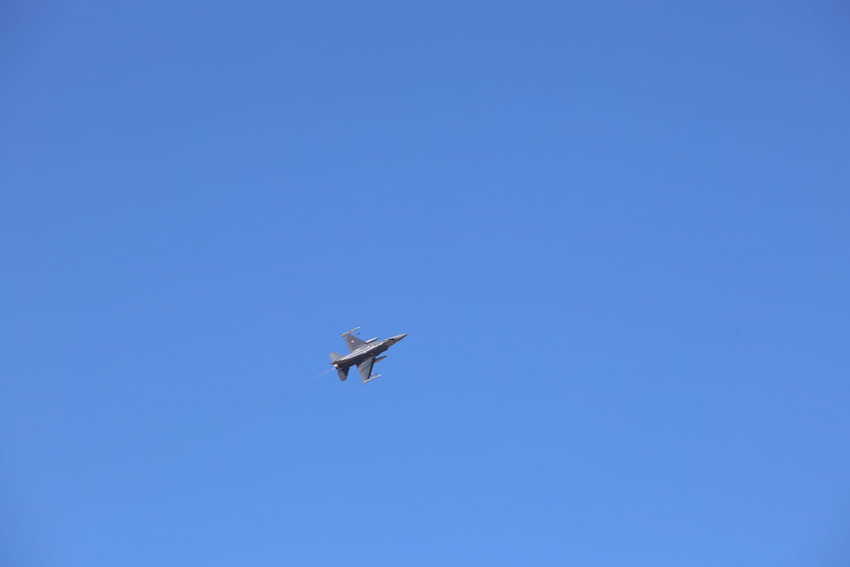 Milli Savunma Bakanlığı, Orta Doğu ve Doğu Akdeniz'de tırmanan gerilim nedeniyle KKTC'de yeni güvenlik tedbirlerini devreye soktu. Bakanlık, 6 adet F-16 savaş uçağı ve hava savunma sistemlerinin adaya konuşlandırıldığını duyurdu. "İhtiyaç duyulması halinde ilave tedbirler alınacak" mesajı verilen açıklamada, KKTC'nin güvenliğinin öncelikli olduğu vurgulandı.