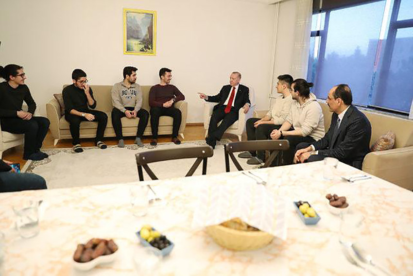 Erdoğan iftarını öğrenci evinde yaptı - Resim : 1