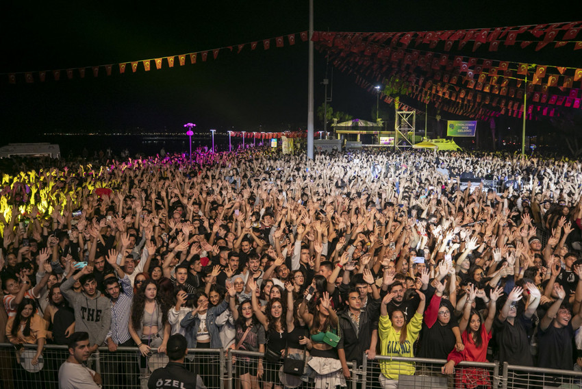 Mersin Gençlik Festivali ''Duman'' konseriyle sona erdi - Resim : 2