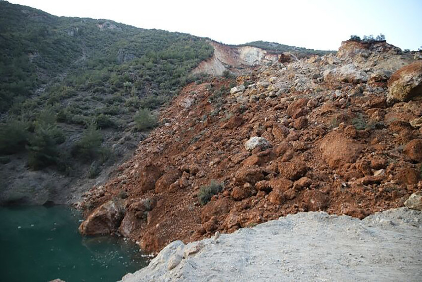 Deprem sonrası Gaziantep'te birleşen iki dağ göl oluşumuna sebep oldu - Resim : 1