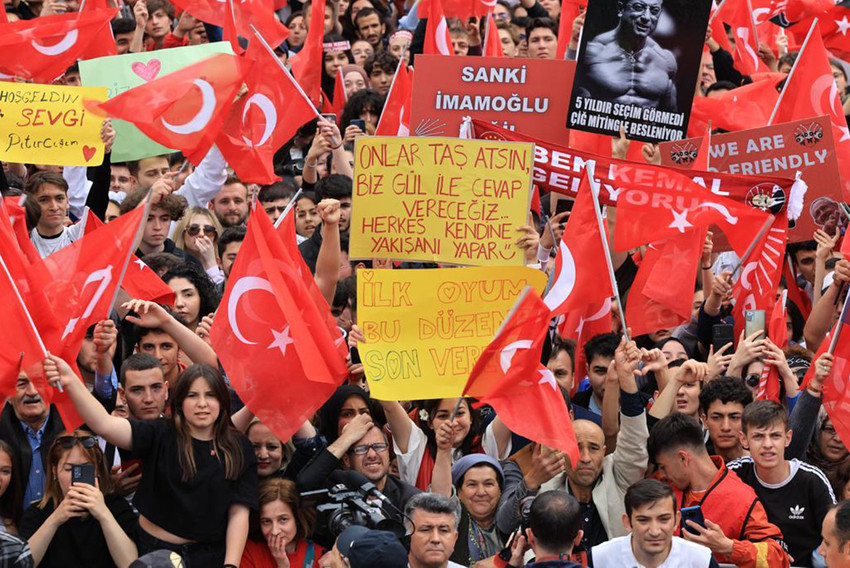 İBB Başkanı ve Millet İttifakı’nın Cumhurbaşkanı Yardımcısı adayı Ekrem İmamoğlu, Konya’da sevgi gösterileri ve ‘gül yağmuru’yla karşılandı. 