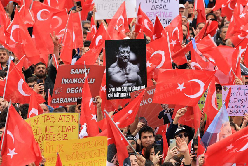 İBB Başkanı ve Millet İttifakı’nın Cumhurbaşkanı Yardımcısı adayı Ekrem İmamoğlu, Konya’da sevgi gösterileri ve ‘gül yağmuru’yla karşılandı. 