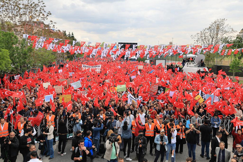 İBB Başkanı ve Millet İttifakı’nın Cumhurbaşkanı Yardımcısı adayı Ekrem İmamoğlu, Konya’da sevgi gösterileri ve ‘gül yağmuru’yla karşılandı. 