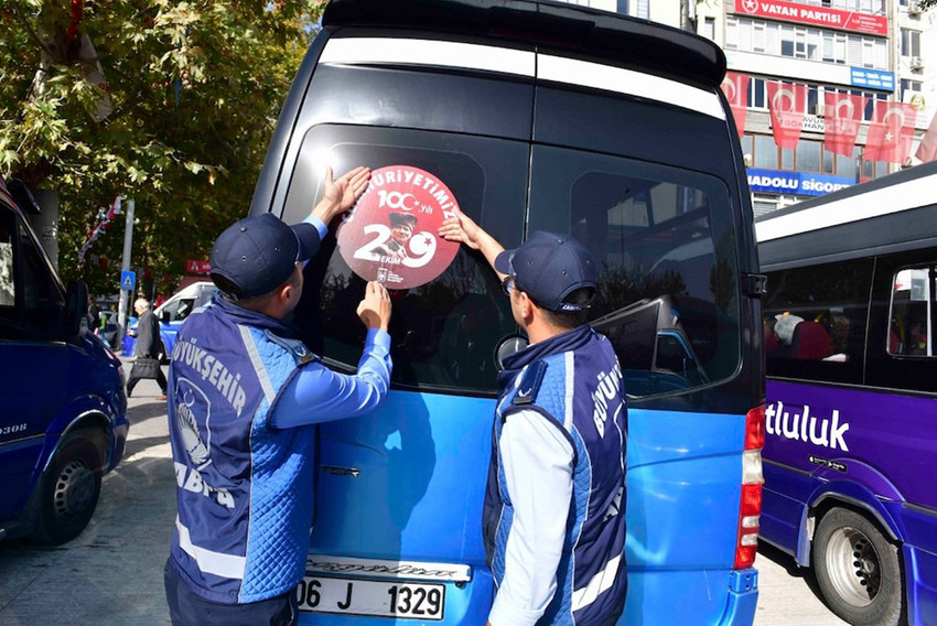 Ankara Büyükşehir Belediyesi; toplu taşıma araçları, iş makineleri ve araçlarını ‘Cumhuriyetimizin 100. Yılı’ yazılı stickerlarla süslüyor. Ankara Büyükşehir Belediye Başkanı Mansur Yavaş 100. yıl farkındalık çalışmasına herkesi davet etti.