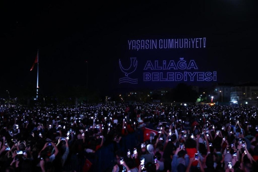 İzmir'deki Cumhuriyet'in 100. yılı nedeniyle yapılan kutlamalara, dron gösterisi damga vurdu. Gösterilerde 1923 drone ile gökyüzünde Atatürk portresi oluşturuldu. 