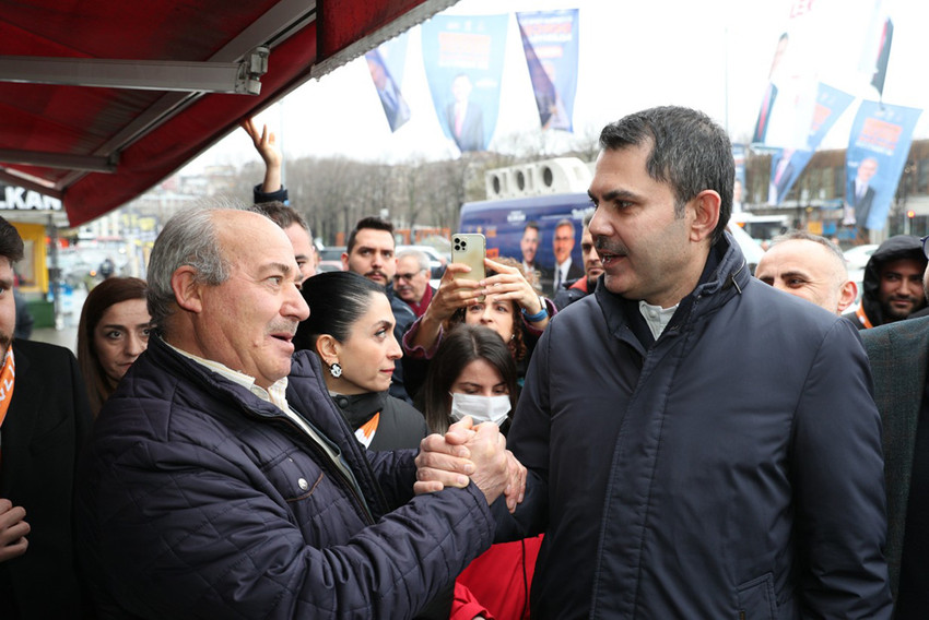 Cumhur İttifakı İstanbul Adayı Murat Kurum, Alibeyköy'de esnaf ziyareti sırasında kentsel dönüşüm projelerini anlattı ve vatandaşların sorularını yanıtladı.