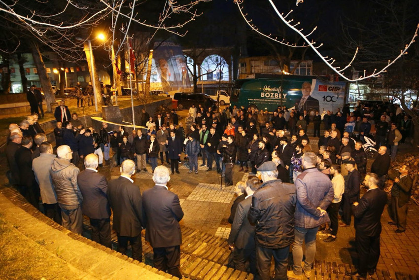 Bursa Büyükşehir Belediye Başkan Adayı Mustafa Bozbey, İznik’in Elbeyli ilçesinde yaptığı konuşmasında, “Seçime kadar yalanlarını ve iftiralarını çok duyacağız. Bunların anlayışı; çamur at izi kalsın. Siz, bize iftira atacağınıza önce çıkın Buski’deki vurgunun hesabını verin.” dedi. 