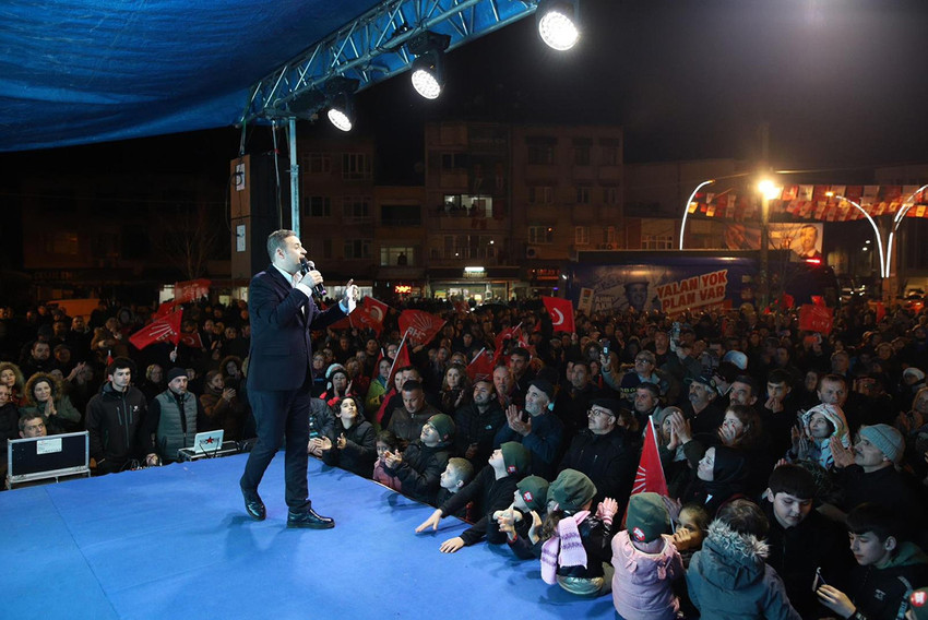 CHP Balıkesir Büyükşehir Belediye Başkanı Ahmet Akın’ın Gönen’de yaptığı mitingte coşku doruğa ulaştı. 