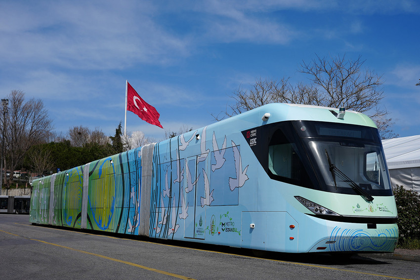İstanbul Toplu ulaşımı için yeni araç yatırımlarını hızlandıran İstanbul Büyükşehir Belediyesi ve İETT; tamamen elektrikli, çevreci, yüksek teknolojilerle donatılmış, çok yüksek yolcu kapasiteli Elektrikli Metrobüslerin test sürüşüne başlıyor. 